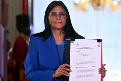 'É preciso saber pedir perdão', diz presidente interina da Venezuela após promulgar anistia