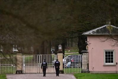 Polícia britânica realiza novas buscas em endereços ligados ao ex-príncipe Andrew