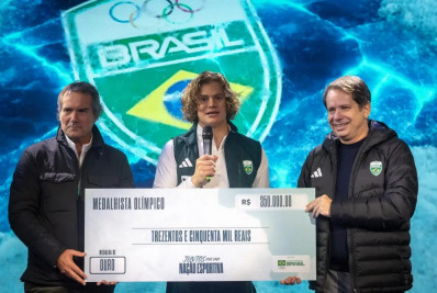 Lucas Pinheiro recebe premiação pelo ouro olímpico nos Jogos de Inverno