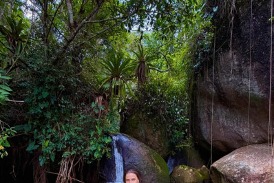 Atriz Carolina Dieckmmann mostra registros de carnaval na serra