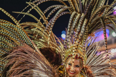 Rainha de bateria comemora título da União de Maricá na Série Ouro: 'Explosão de emoção'
