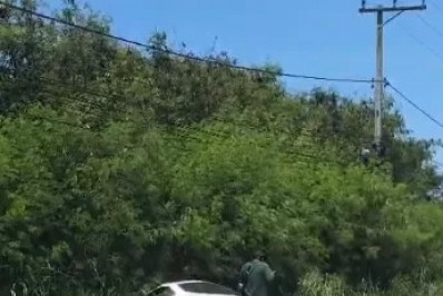 Motorista dorme ao volante e carro sai da pista em Cabo Frio