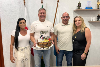 Entre abraços e articulações, aniversário do vice-prefeito sinaliza engrenagem afinada no governo de Arraial