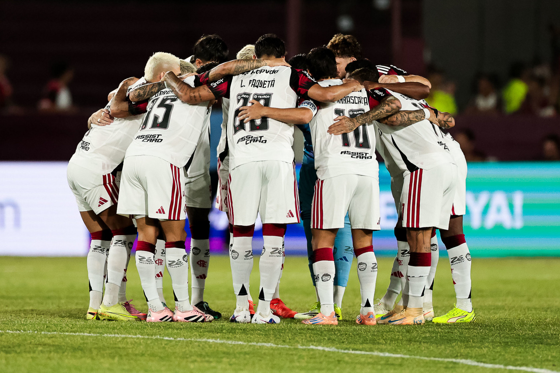Jogadores do Flamengo reunidos no gramado antes do jogo contra o Lanús - Gilvan de Souza/Flamengo