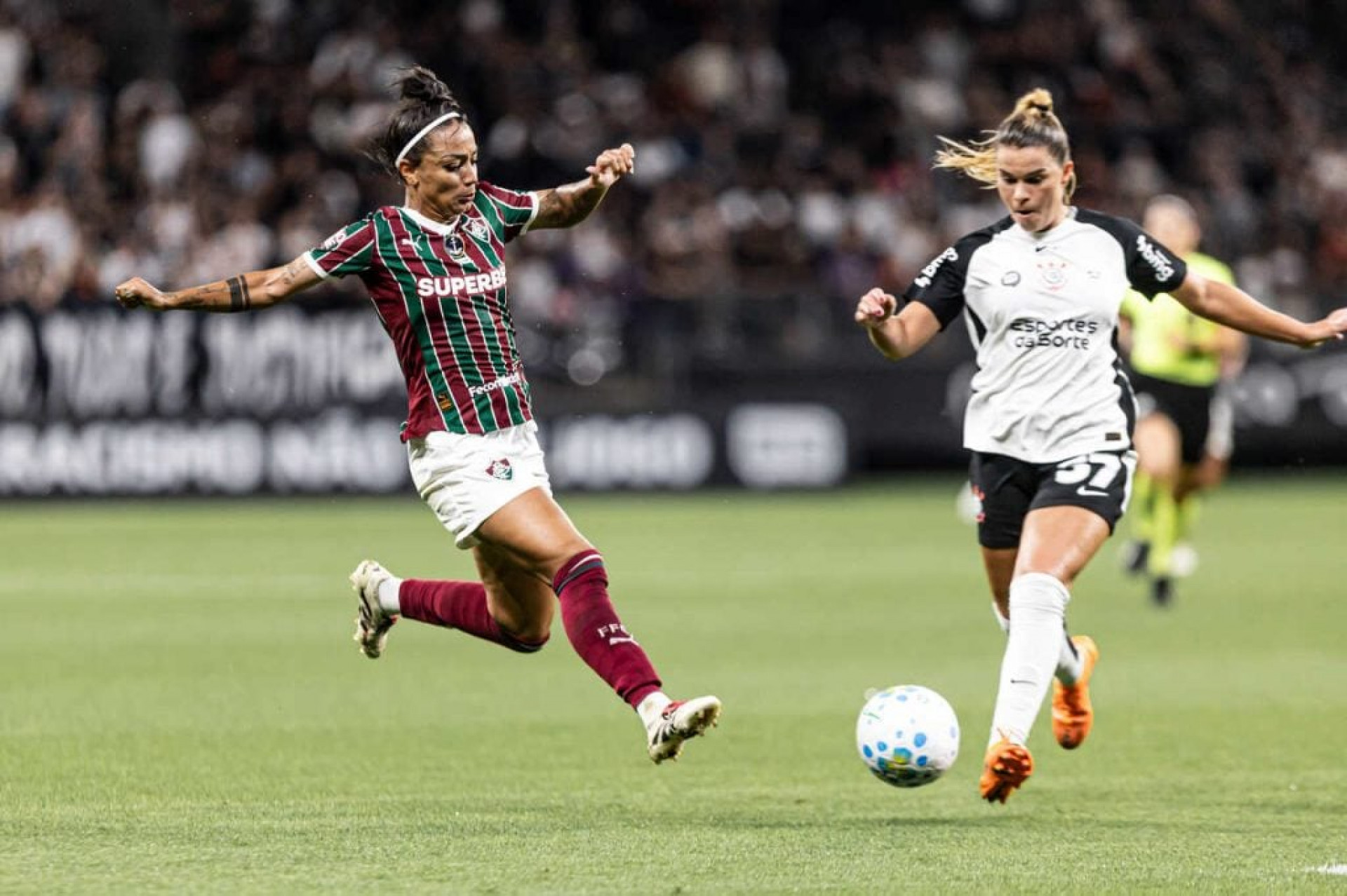 Fluminense marca nos acr&eacute;scimos e empata com o Corinthians