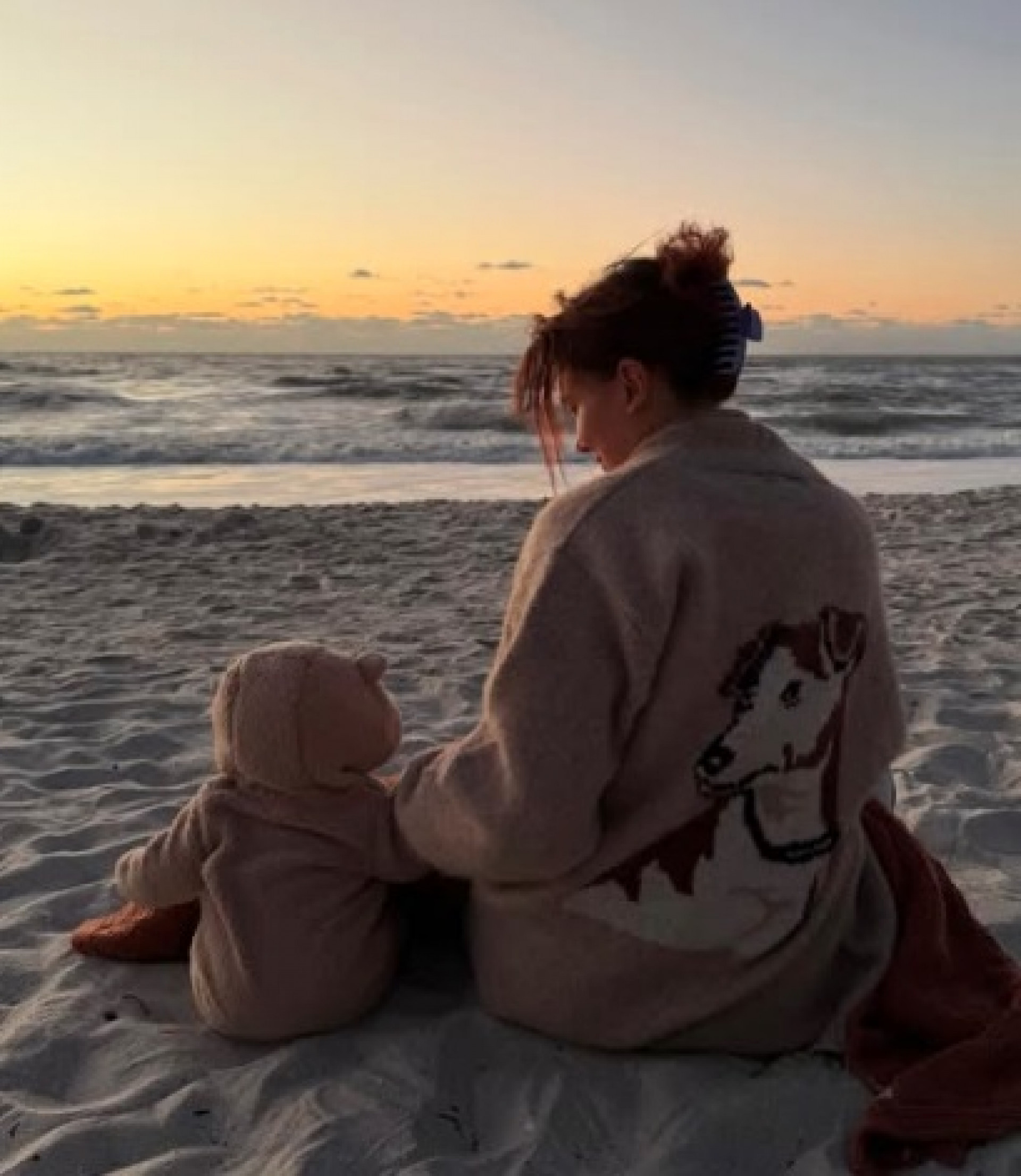 Millie Bobby Brown compartilha clique com a filha  - Reprodução do Instagram