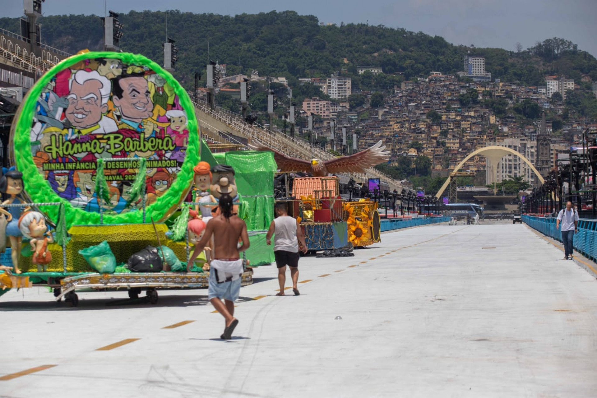 Movimentação para o desfile das escolas mirins no Sambódromo, nesta sexta (20) - Érica Martin/Agência O Dia