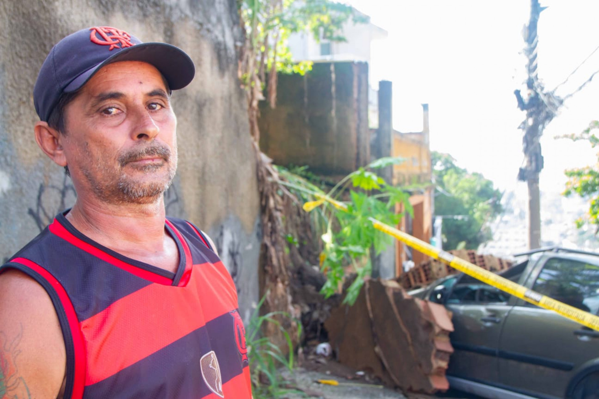 Francisco de Assis, morador da casa de frente para o muro que desabou - Érica Martin / Agência O Dia