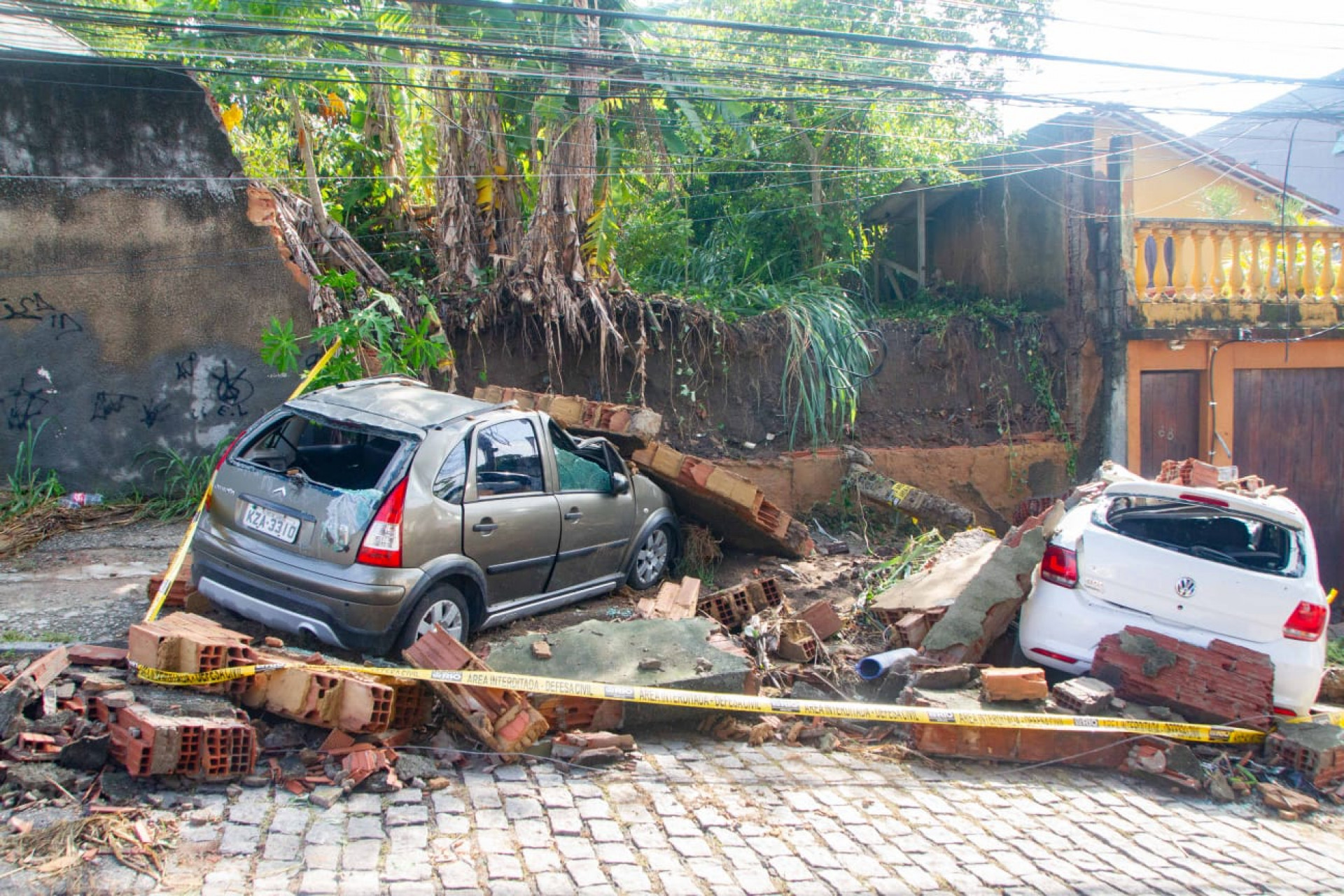 Muro desabou sobre dois carros estacionados na Rua Tremembé, na Freguesia - Érica Martin / Agência O Dia
