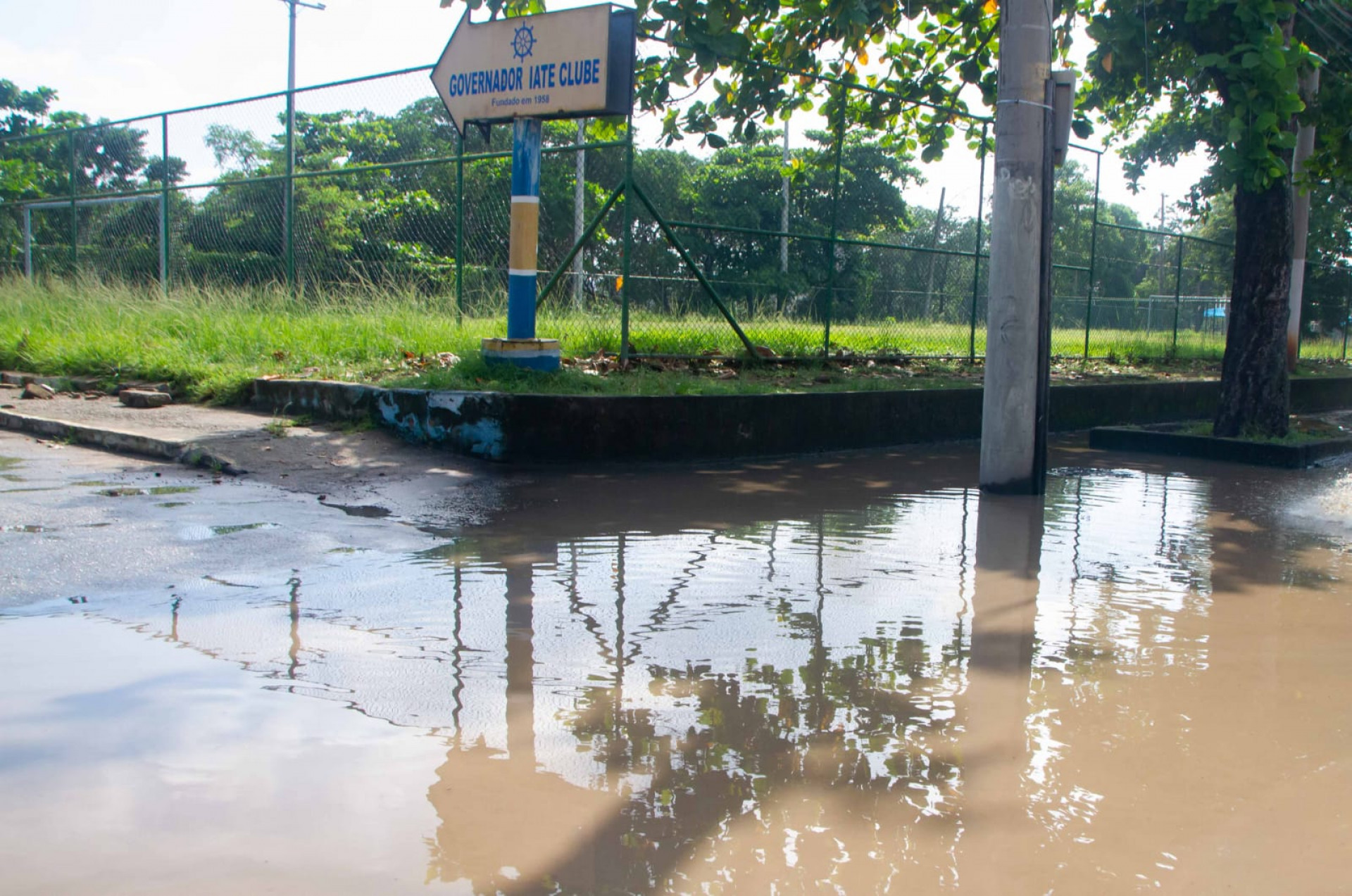 Diversos ponto da Ilha do Governador ainda estavam alagadas na manhã desta sexta - Érica Martin / Agência O Dia