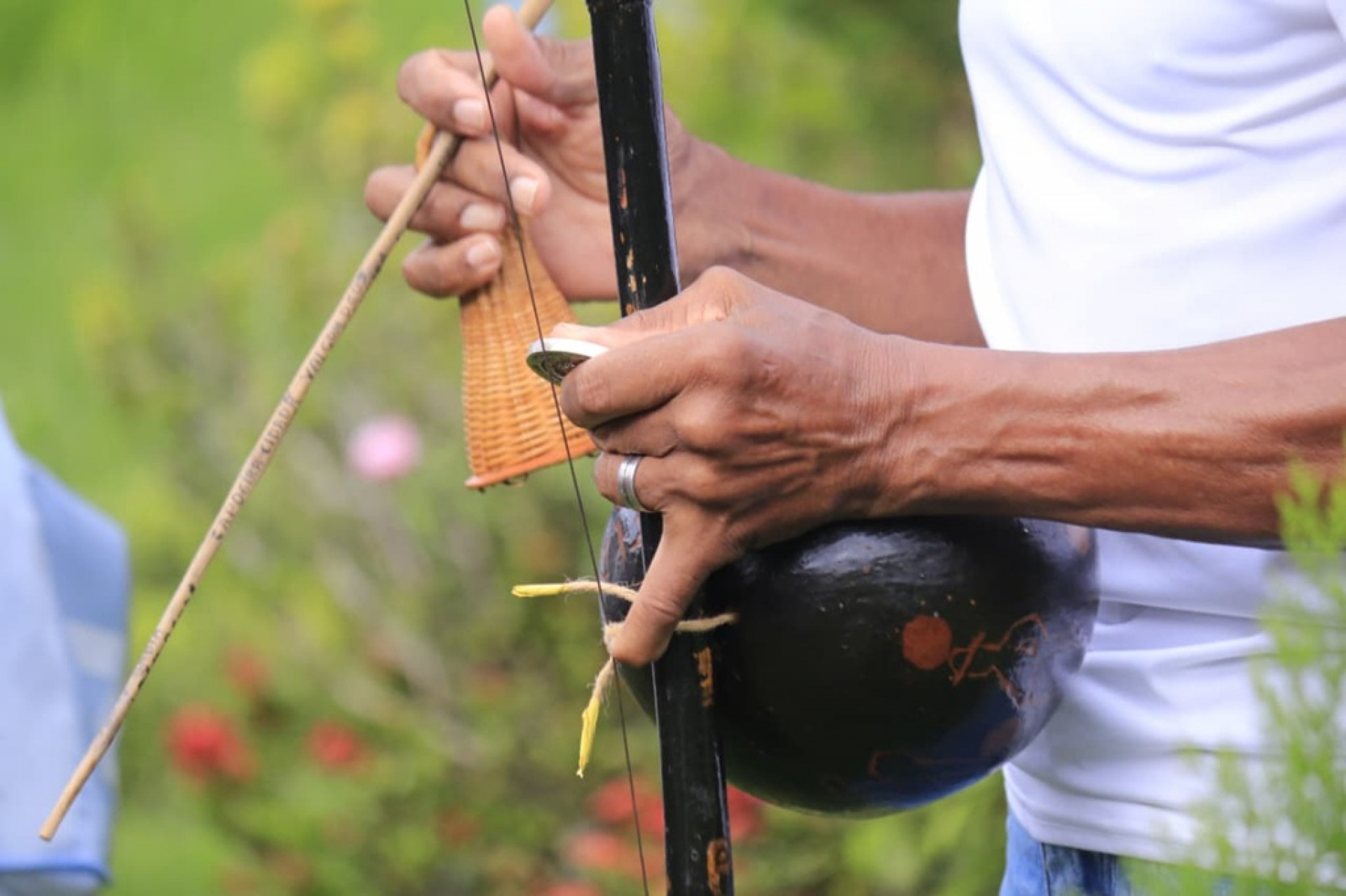 Integrantes da comunidade da capoeira estiveram no velório do mestre no cemitério Parque da Colina - Carlos Elias Junior/Agência O Dia