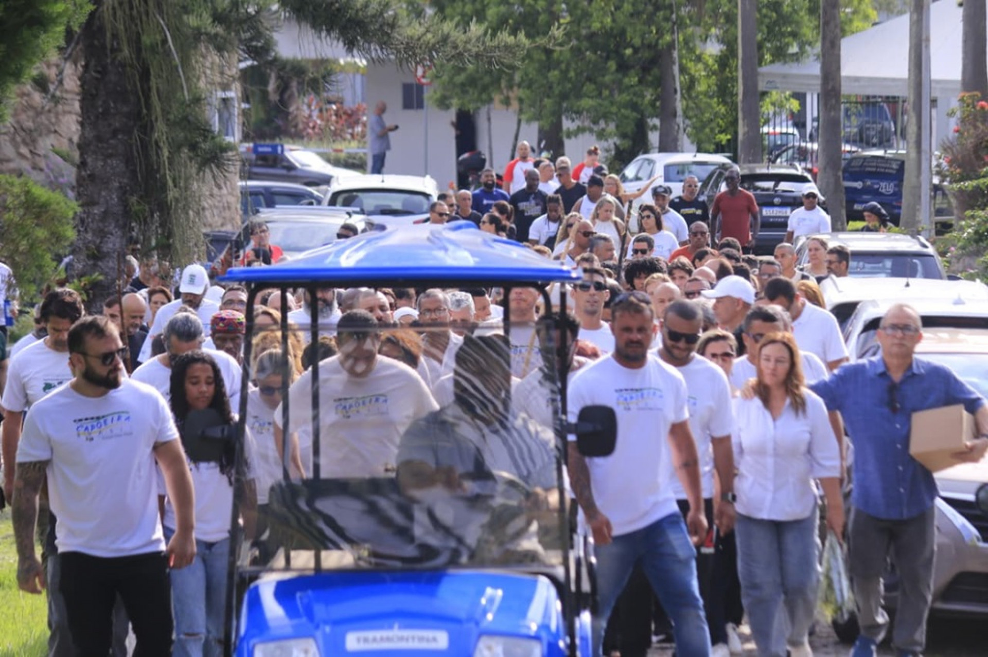 O corpo do mestre de capoeira Paulinho Sabiá foi sepultado no cemitério Parque da Colina - Carlos Elias Junior/Agência O Dia