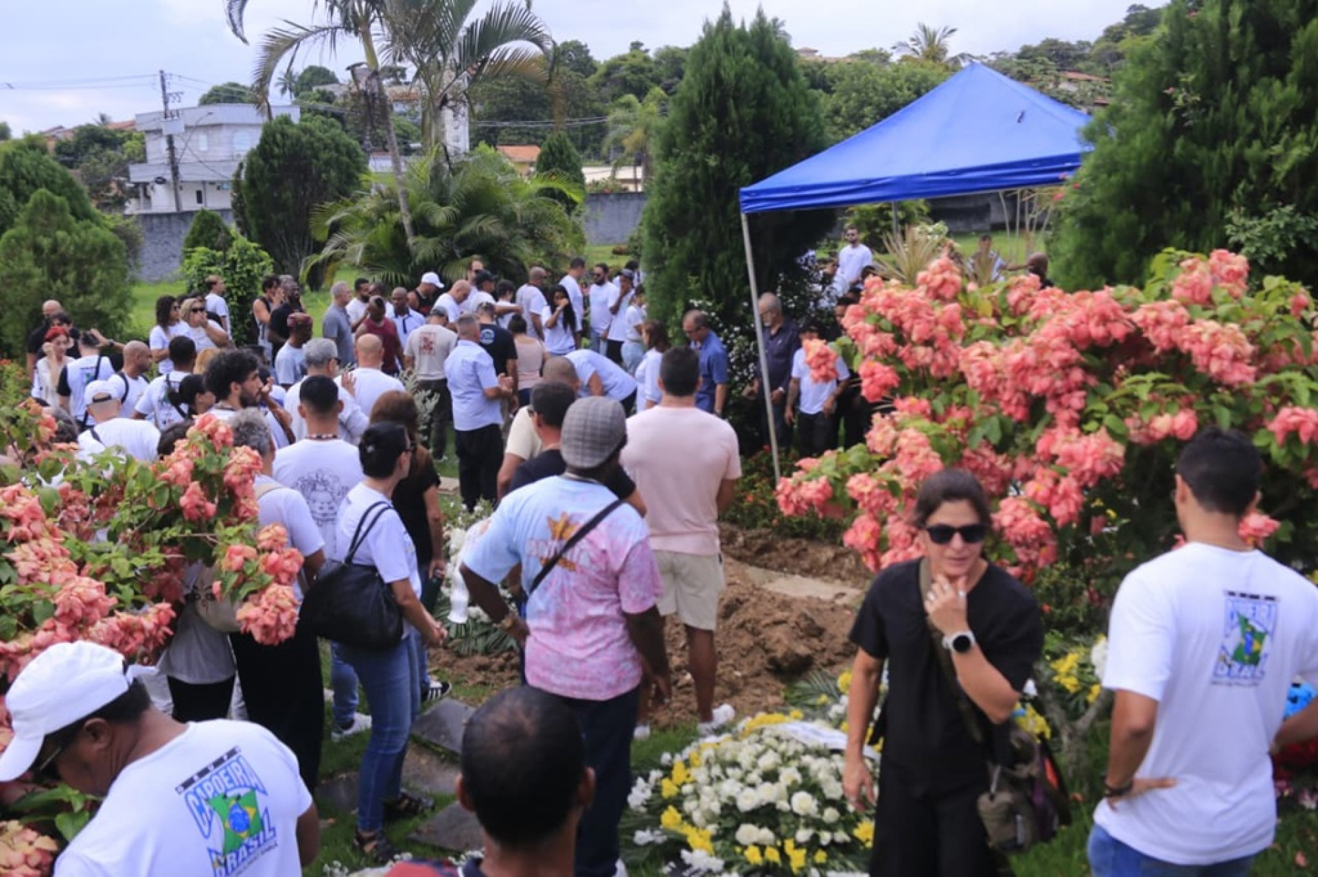 O corpo do mestre de capoeira Paulinho Sabiá foi sepultado no cemitério Parque da Colina - Carlos Elias Junior/Agência O Dia