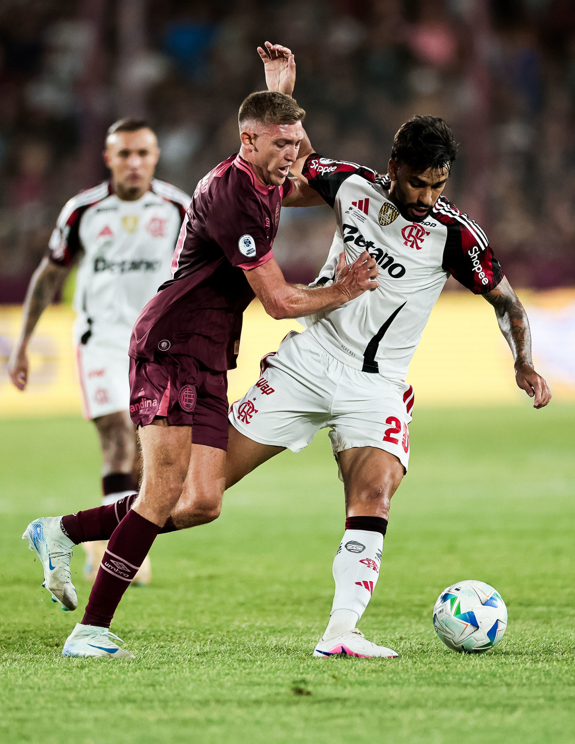 Lucas Paquetá sofre falta em Lanús x Flamengo, pela Recopa