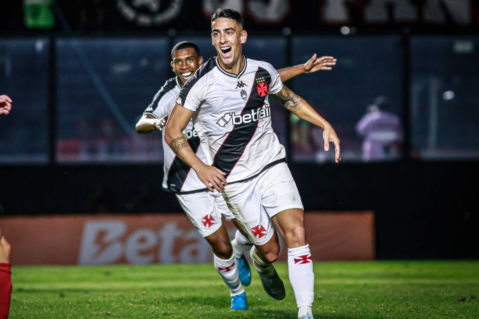 Vasco n&atilde;o quer vender lateral Paulo Henrique e blinda outros jogadores