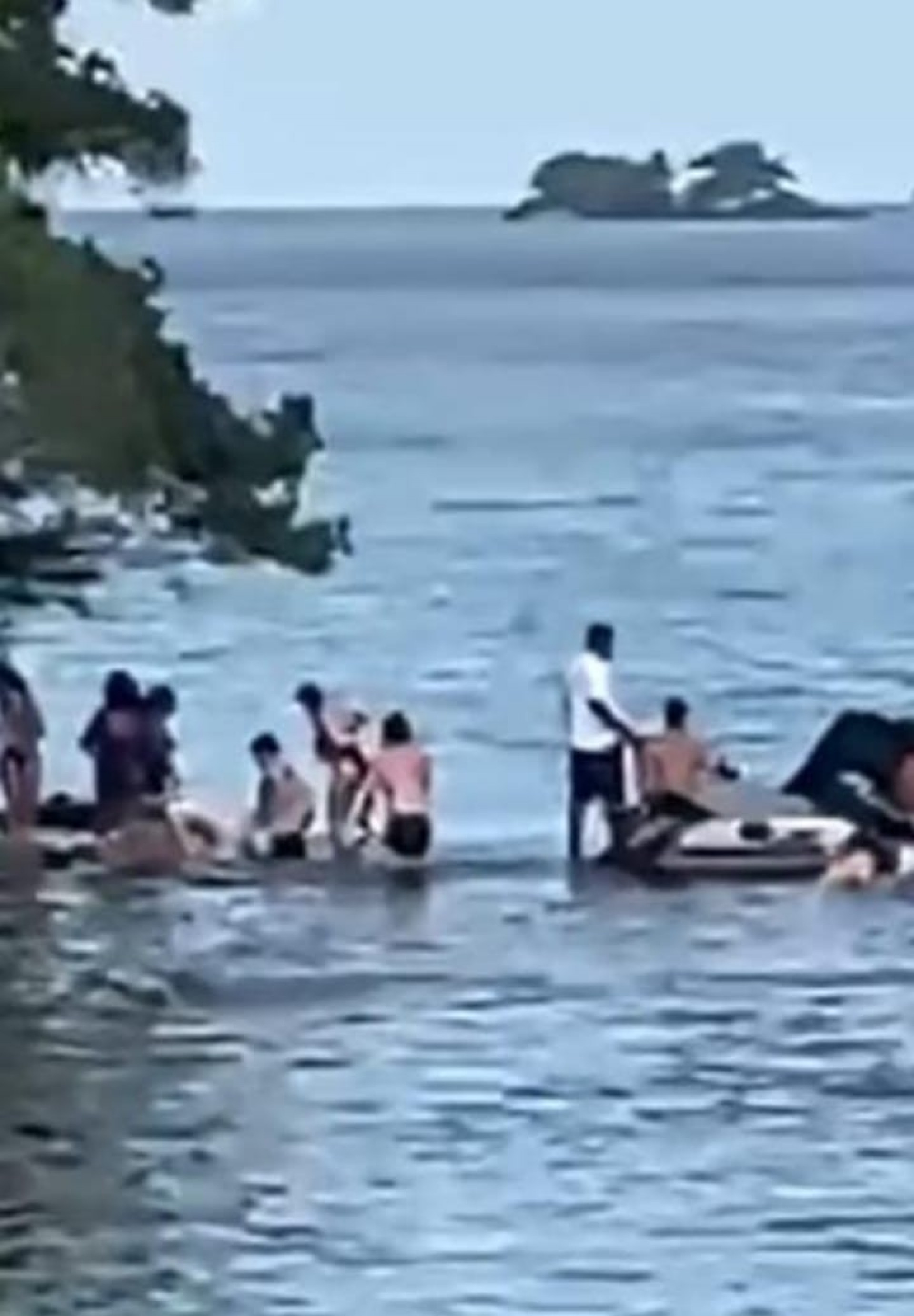 Pelo menos 12 pessoas estavam a bordo da lancha que naufragou na Lagoa Azul