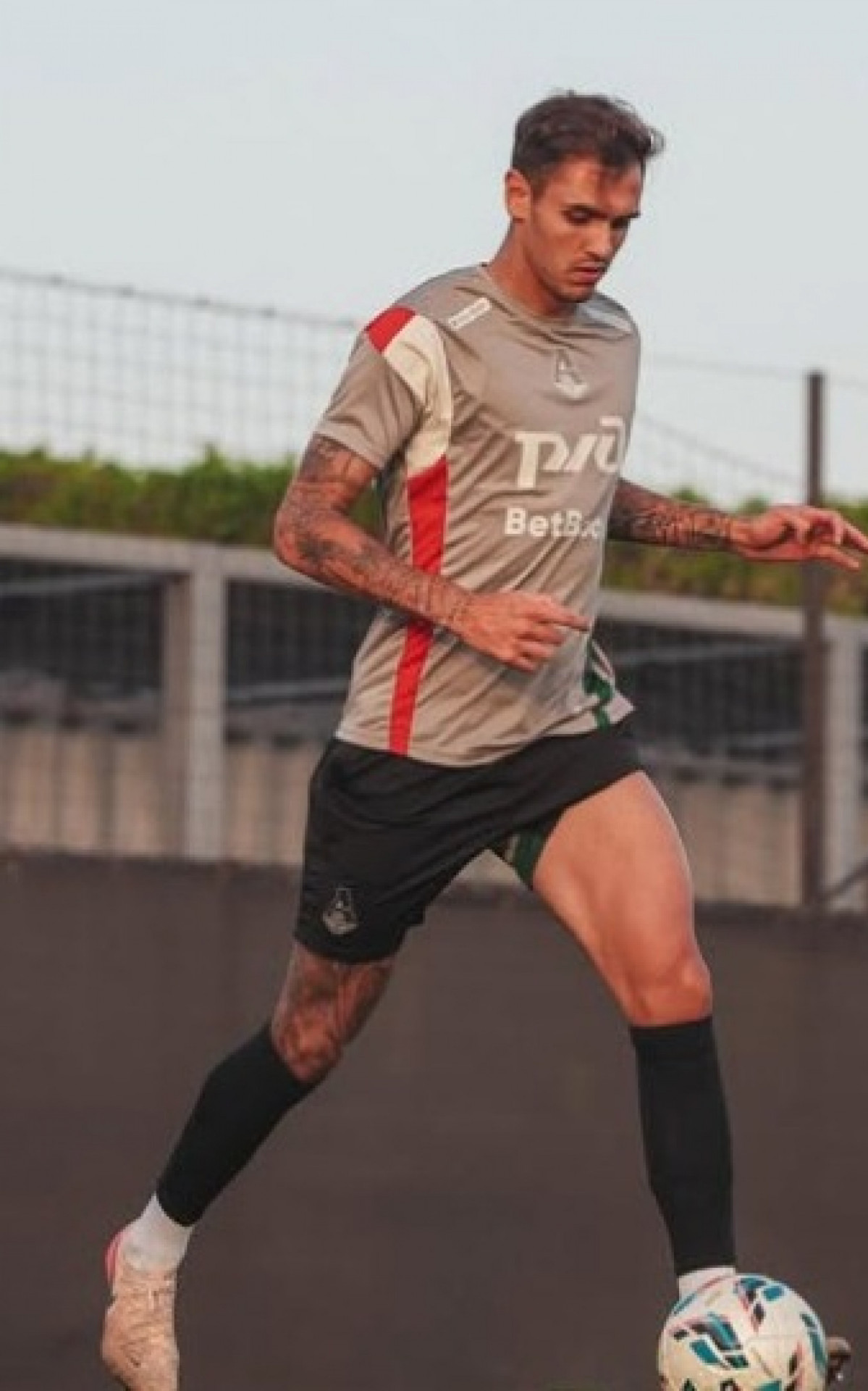 Lucas Fasson em campo pelo Lokomotiv de Moscou  - Divulga&ccedil;&atilde;o / Lokomotiv