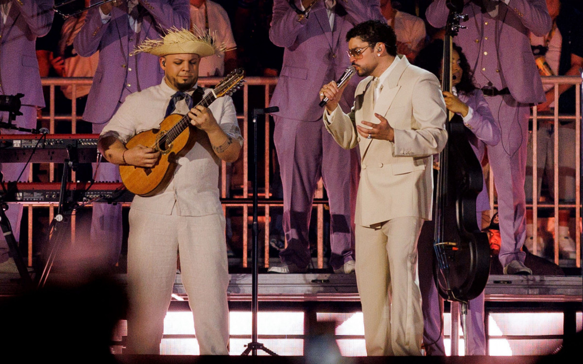 Bad Bunny faz show no Brasil com ingressos esgotados e plateia animada