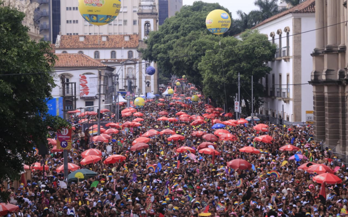 Bloco da Anitta, no circuito Preta Gil, reúne milhares de pessoas