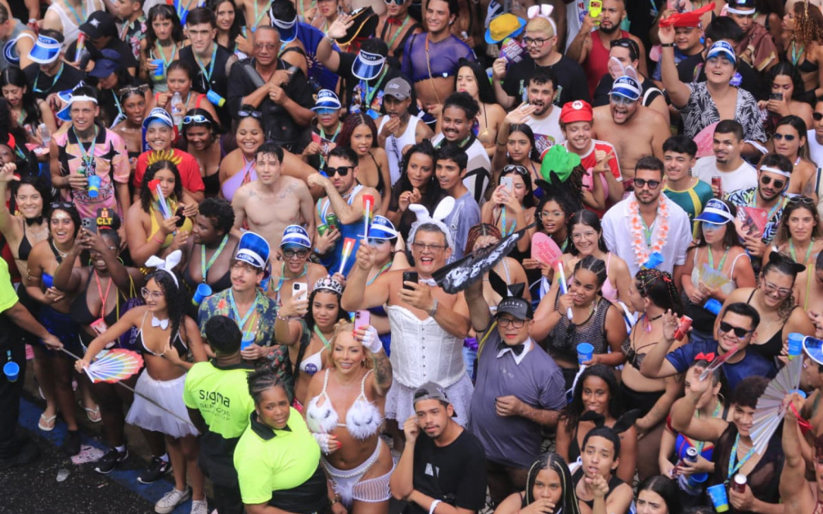 Bloco da Anitta, no circuito Preta Gil, reúne milhares de pessoas