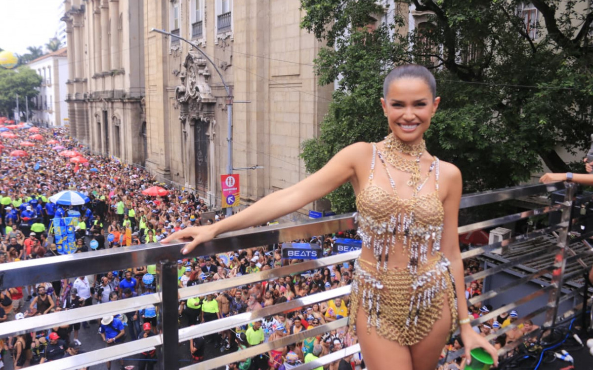 A campeã do \'BBB 21\', Juliette esteve presente no bloco