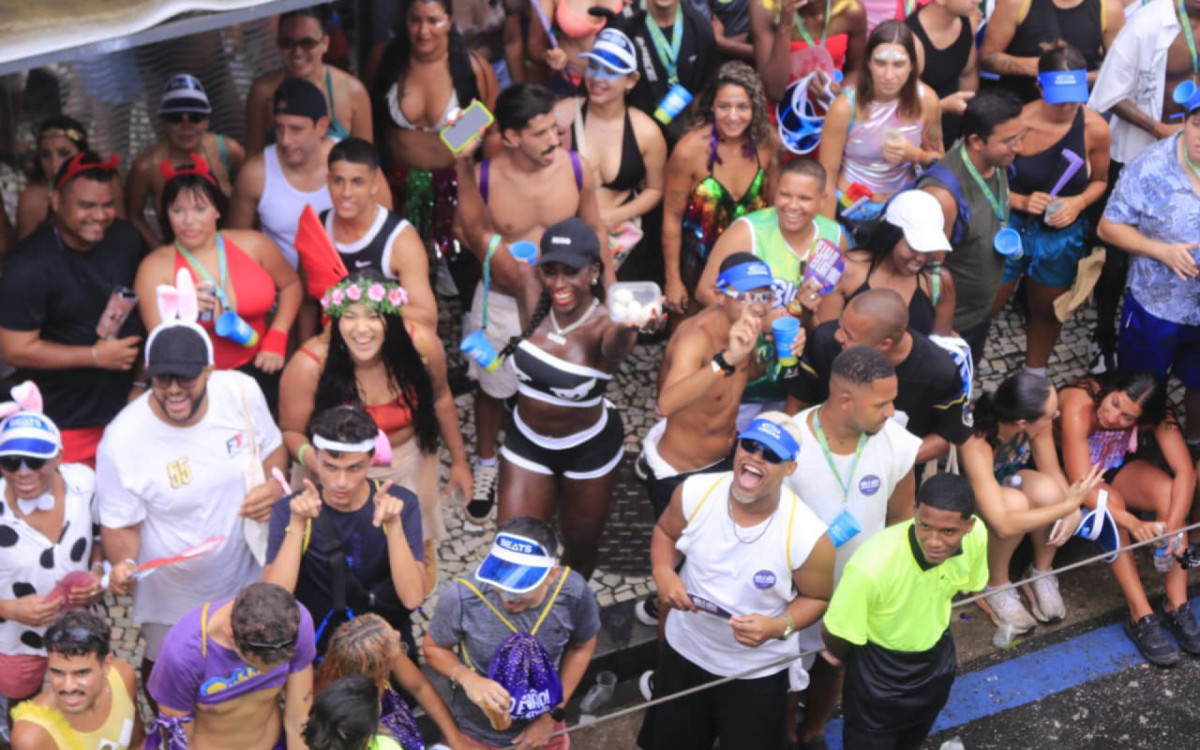 Bloco da Anitta, no circuito Preta Gil, reúne milhares de pessoas