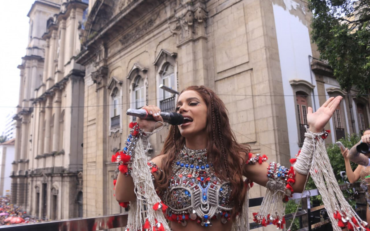 Anitta agita o público durante o desfile de seu bloco
