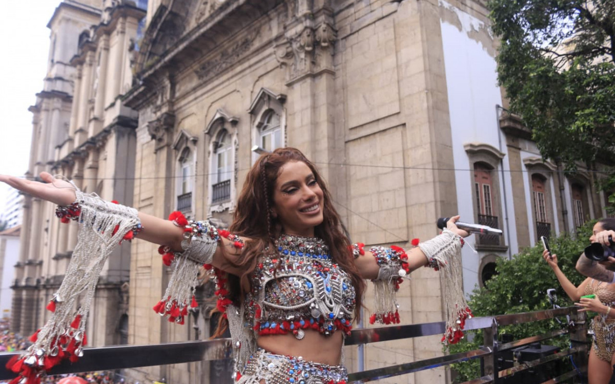 A cantora Anitta se apresenta na manhã deste sábado (21)