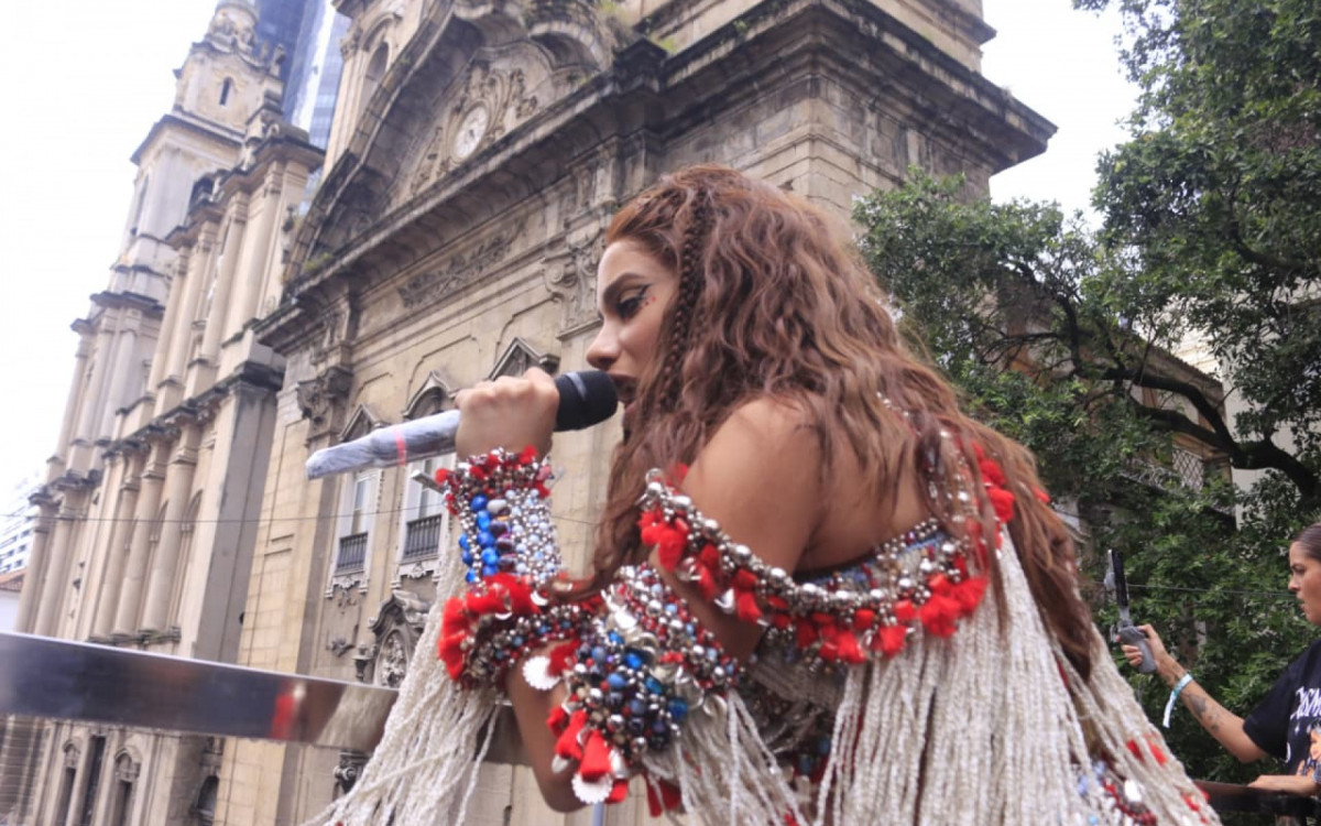Anitta agita o público durante o desfile de seu bloco