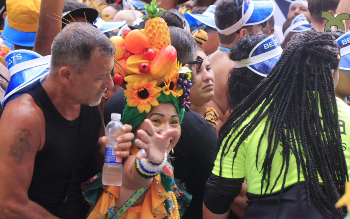 Bloco da Anitta, no circuito Preta Gil, reúne milhares de pessoas