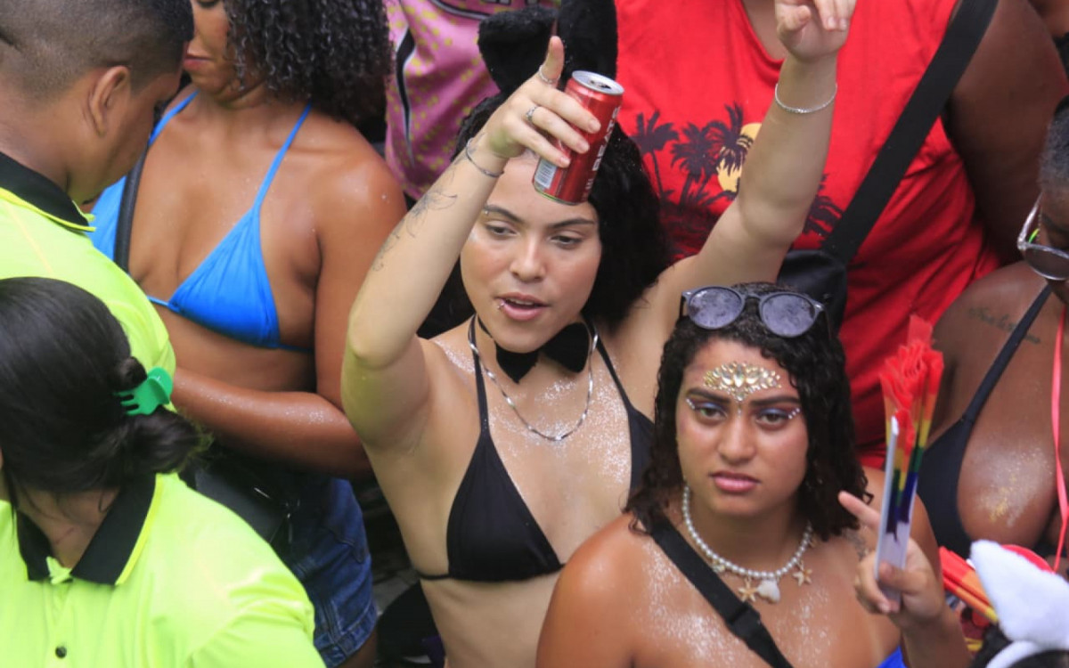 Foliões curtem o megabloco da Anitta