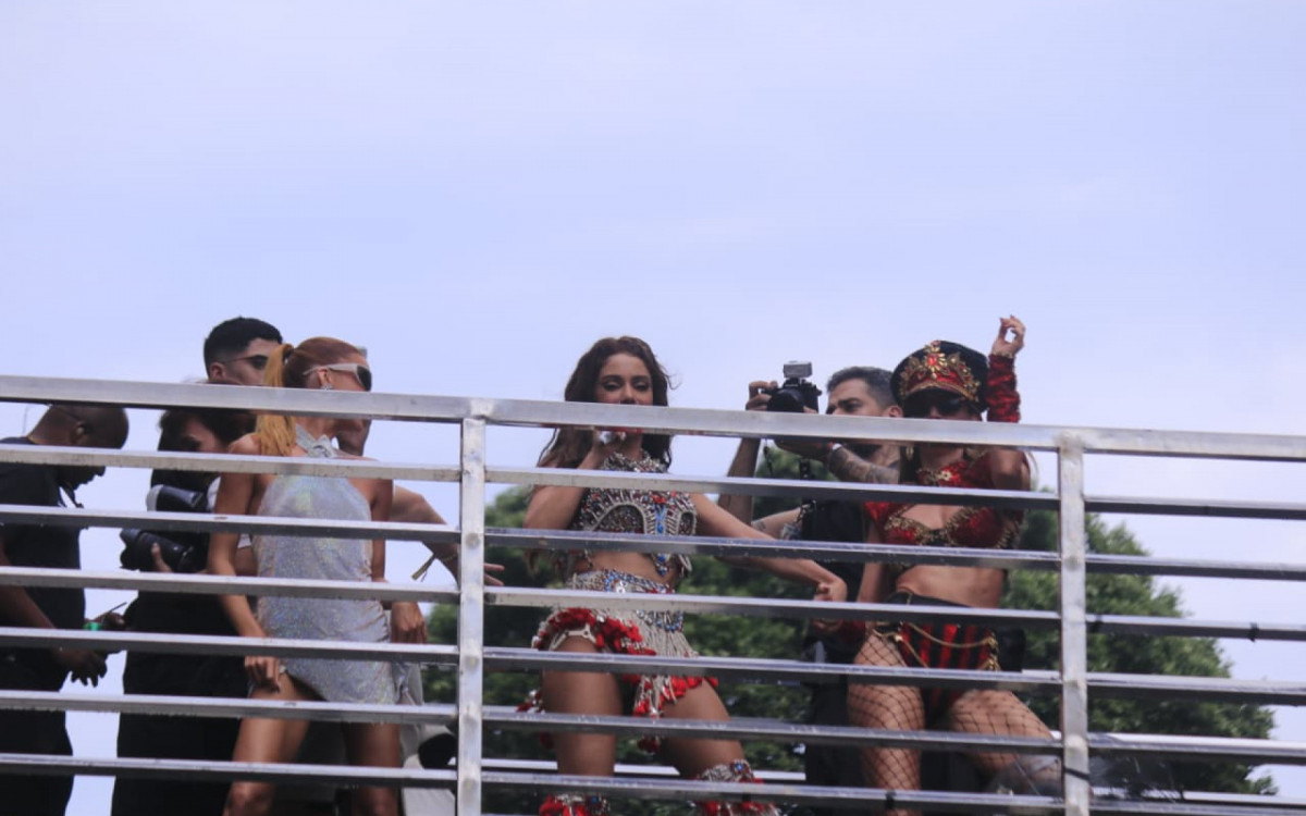 A cantora Anitta se apresenta para uma multidão na manhã desta sábado (21)