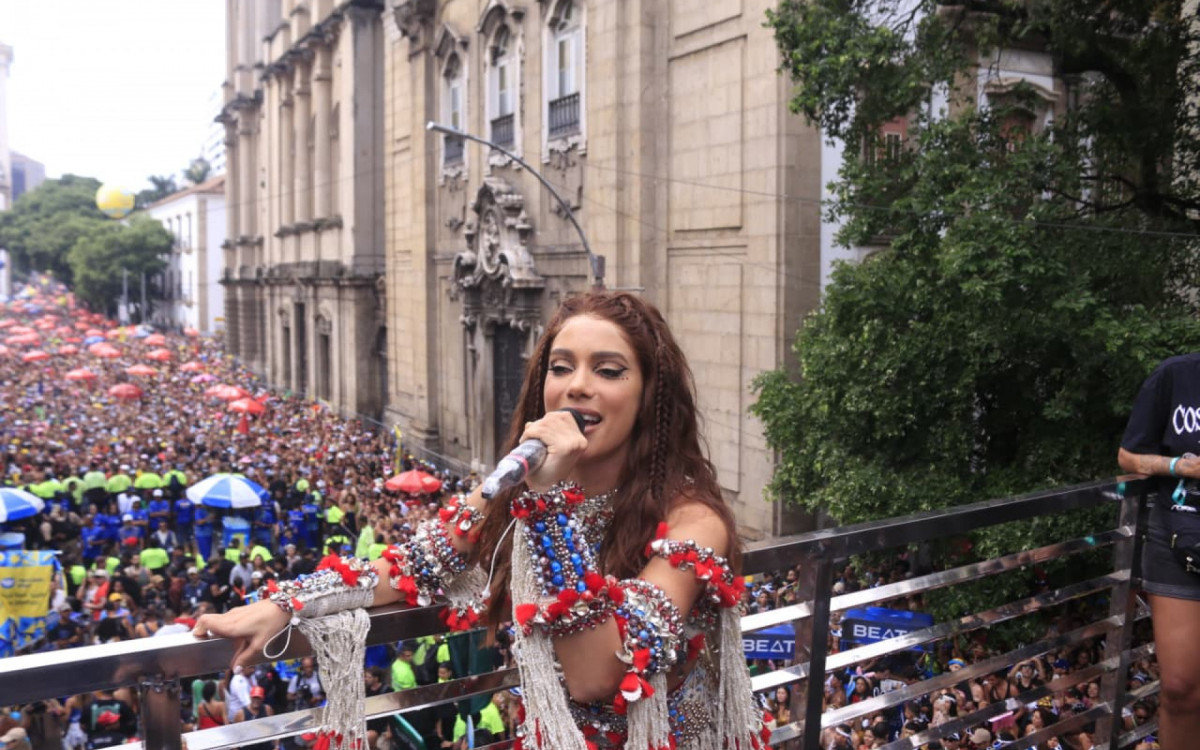 A cantora Anitta se apresenta para uma multidão na manhã desta sábado (21)