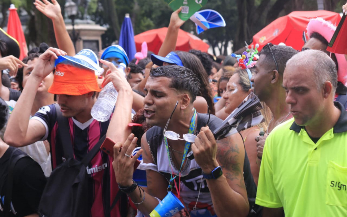 Foliões curtem o megabloco da Anitta