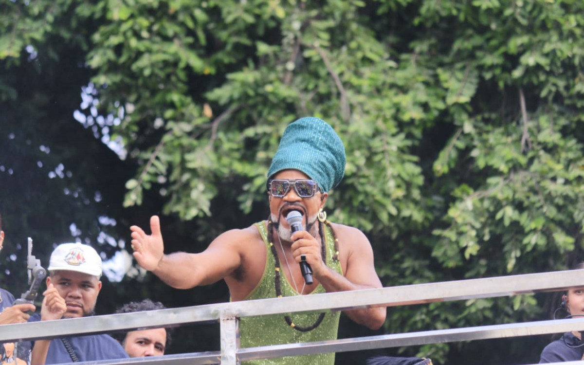 Carlinhos Brown tamb&eacute;m cantou
