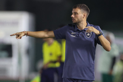 Após vaga na final, Anselmi valoriza 'atitude' e 'valentia' dos jovens do Botafogo
