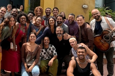 Elenco de 'Três Graças' faz despedida para Juliano Cazarré