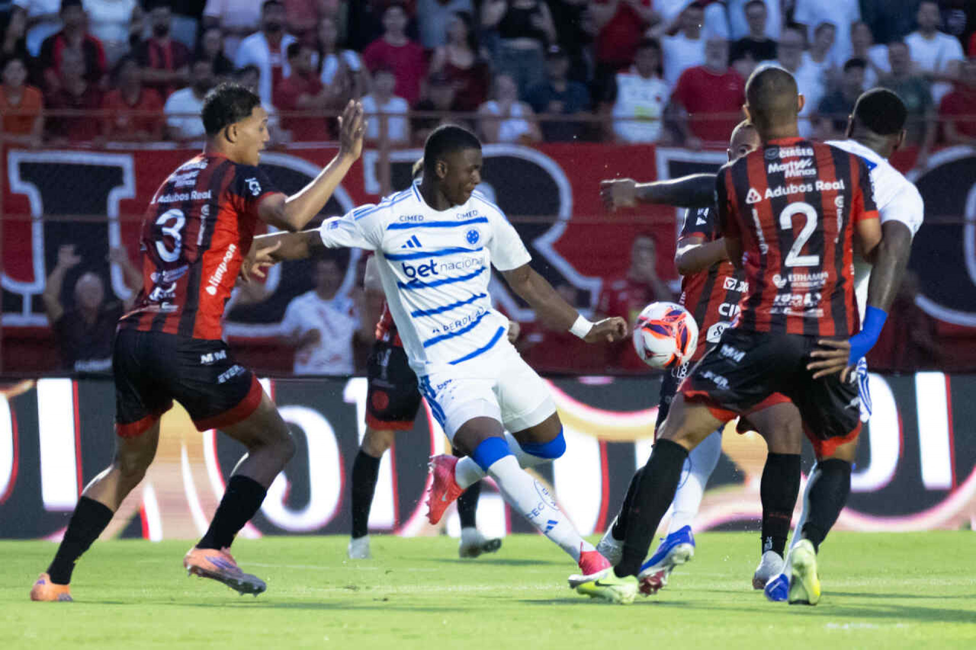Cruzeiro vence e est&aacute; a um empate da final do Mineiro