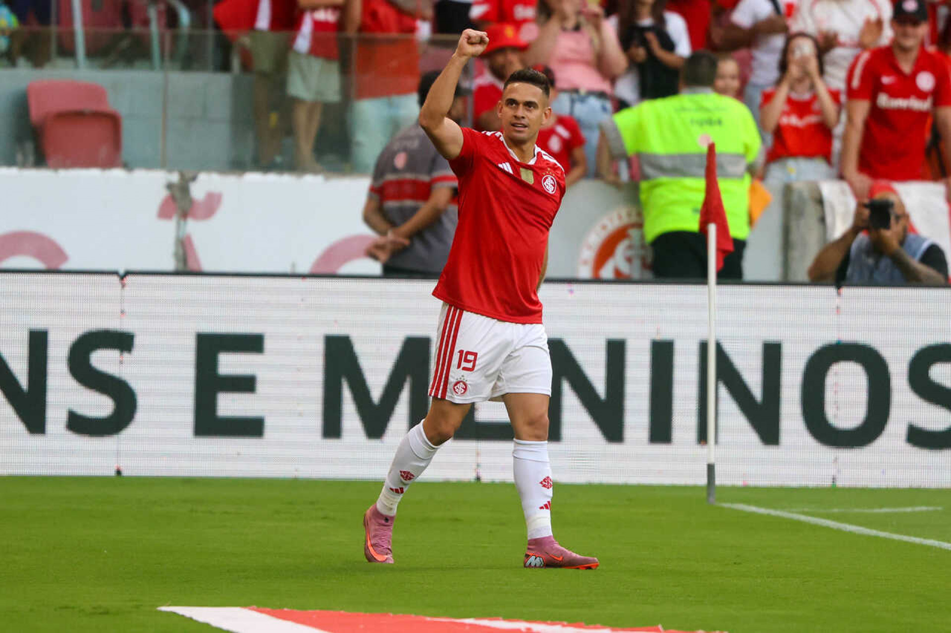 Internacional goleia o Ypiranga e assegura vaga na final do Gauch&atilde;o