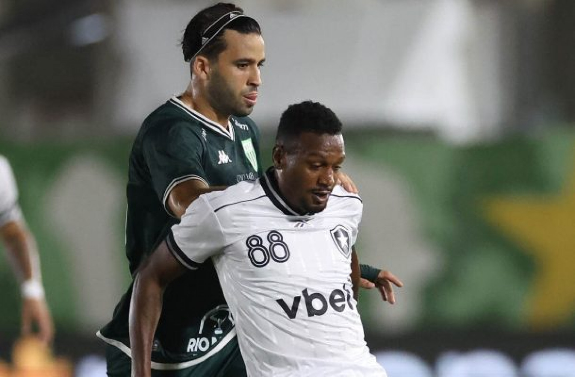 Eden&iacute;lson celebra estreia com vit&oacute;ria no Botafogo: “Muito importante”