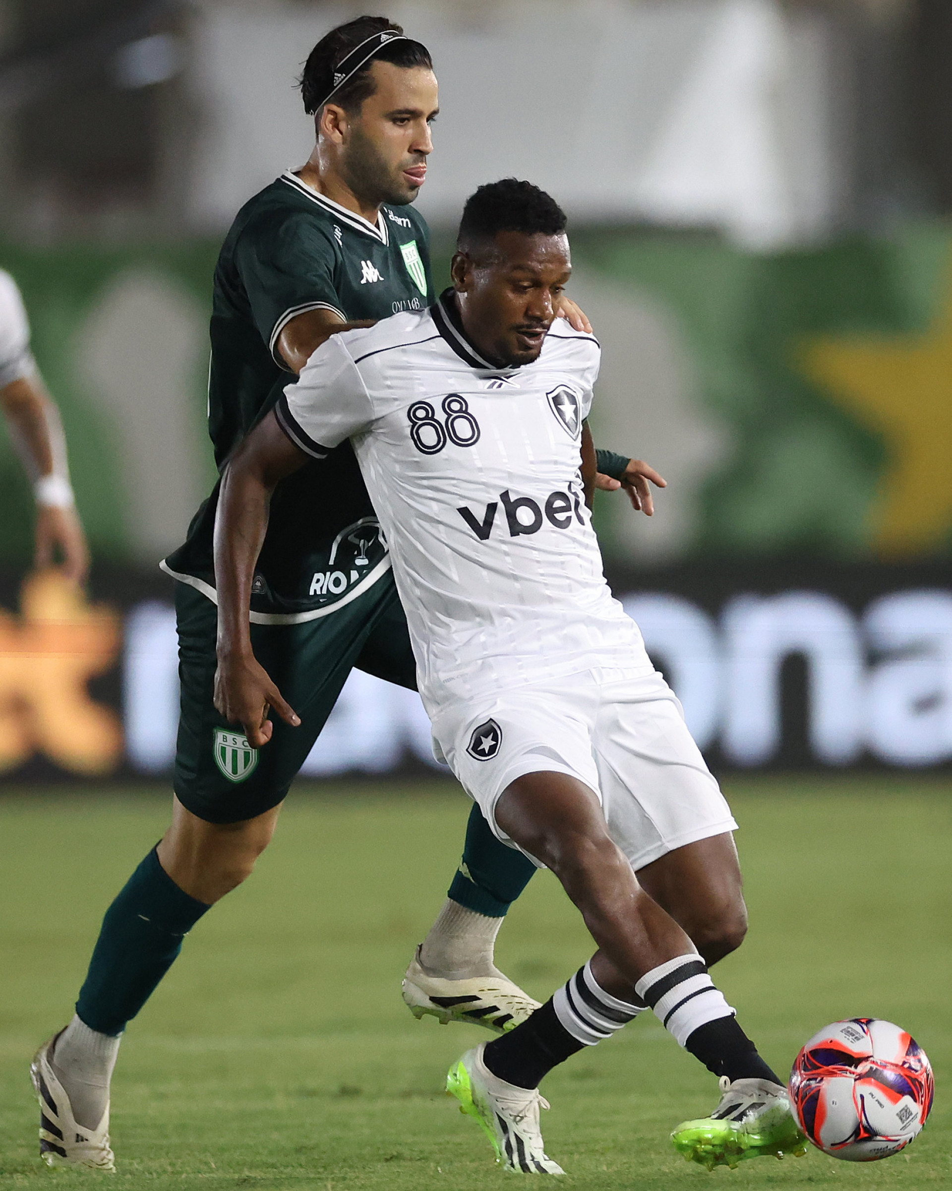 Edenílson estreou pelo Botafogo neste sábado (21) - Vitor Silva / Botafogo