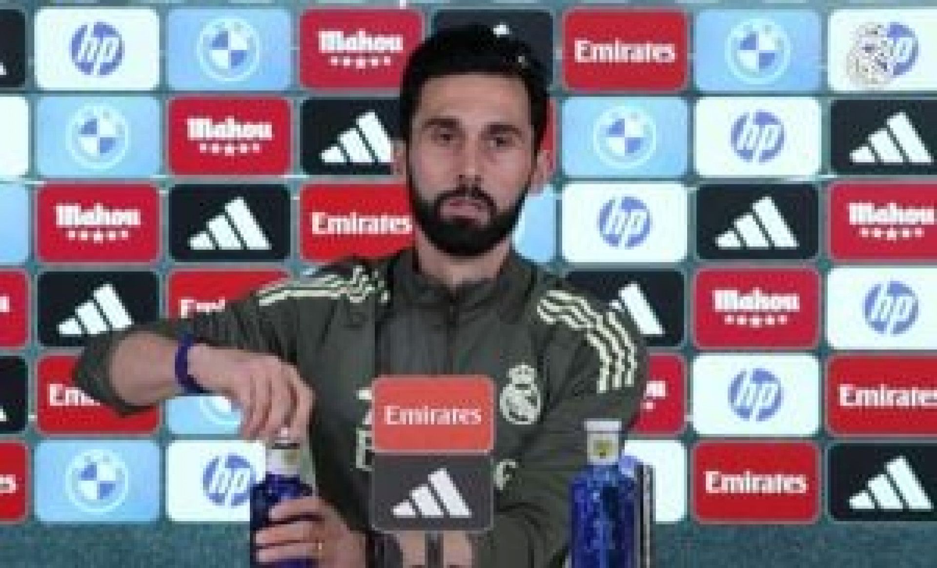 “Vini Jr est&aacute; triste e indignado”, revela treinador do Real Madrid