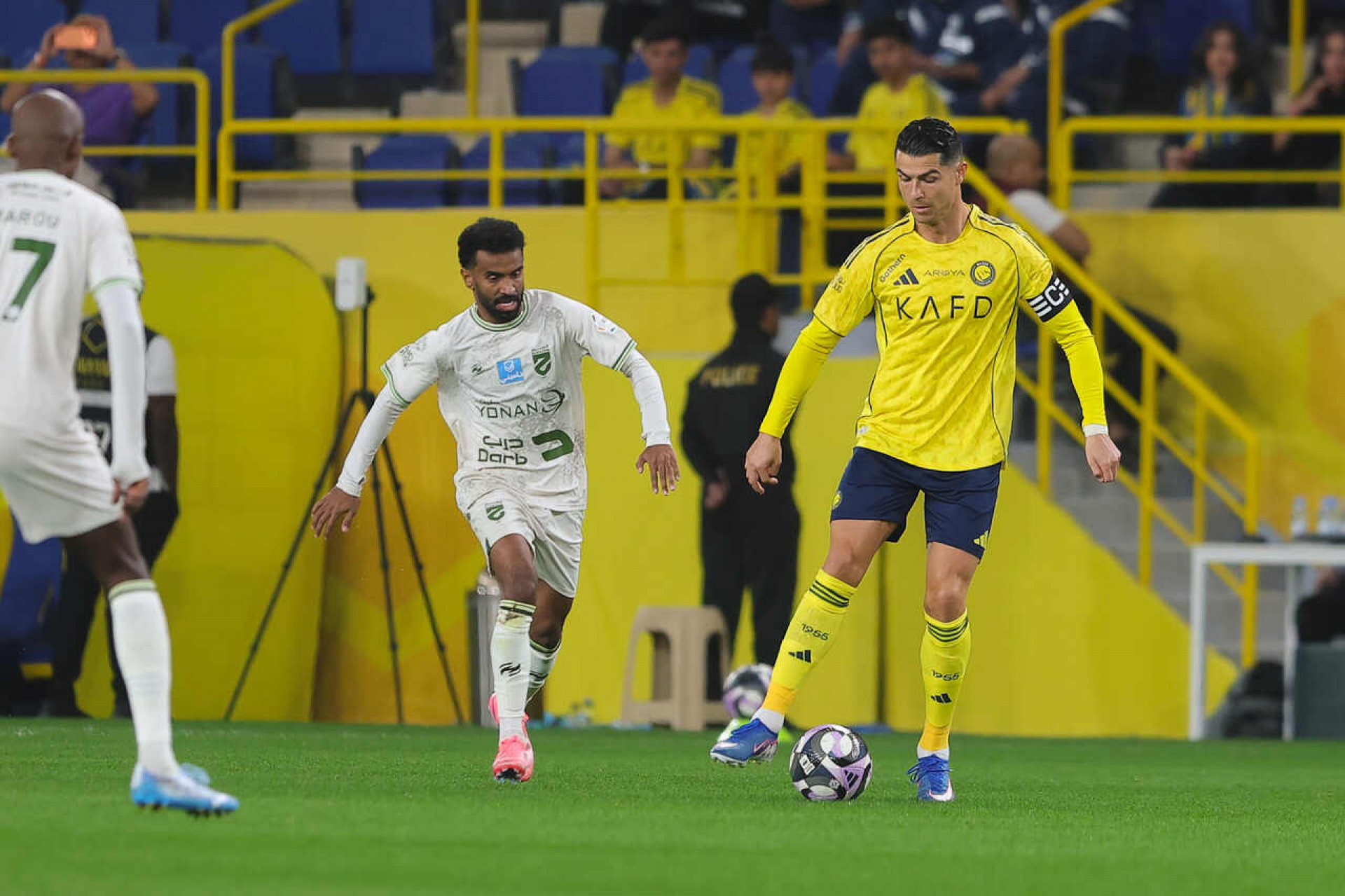Cristiano Ronaldo marca dois, e Al-Nassr goleia para assumir a lideran&ccedil;a do Saudita