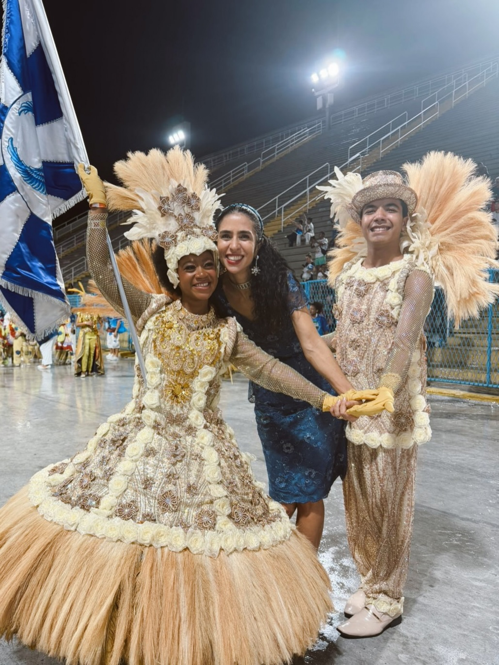 Marisa Monte e o casal de mestre-sala e porta-bandeira da escola Filhos da Águia - Reprodução/Instagram