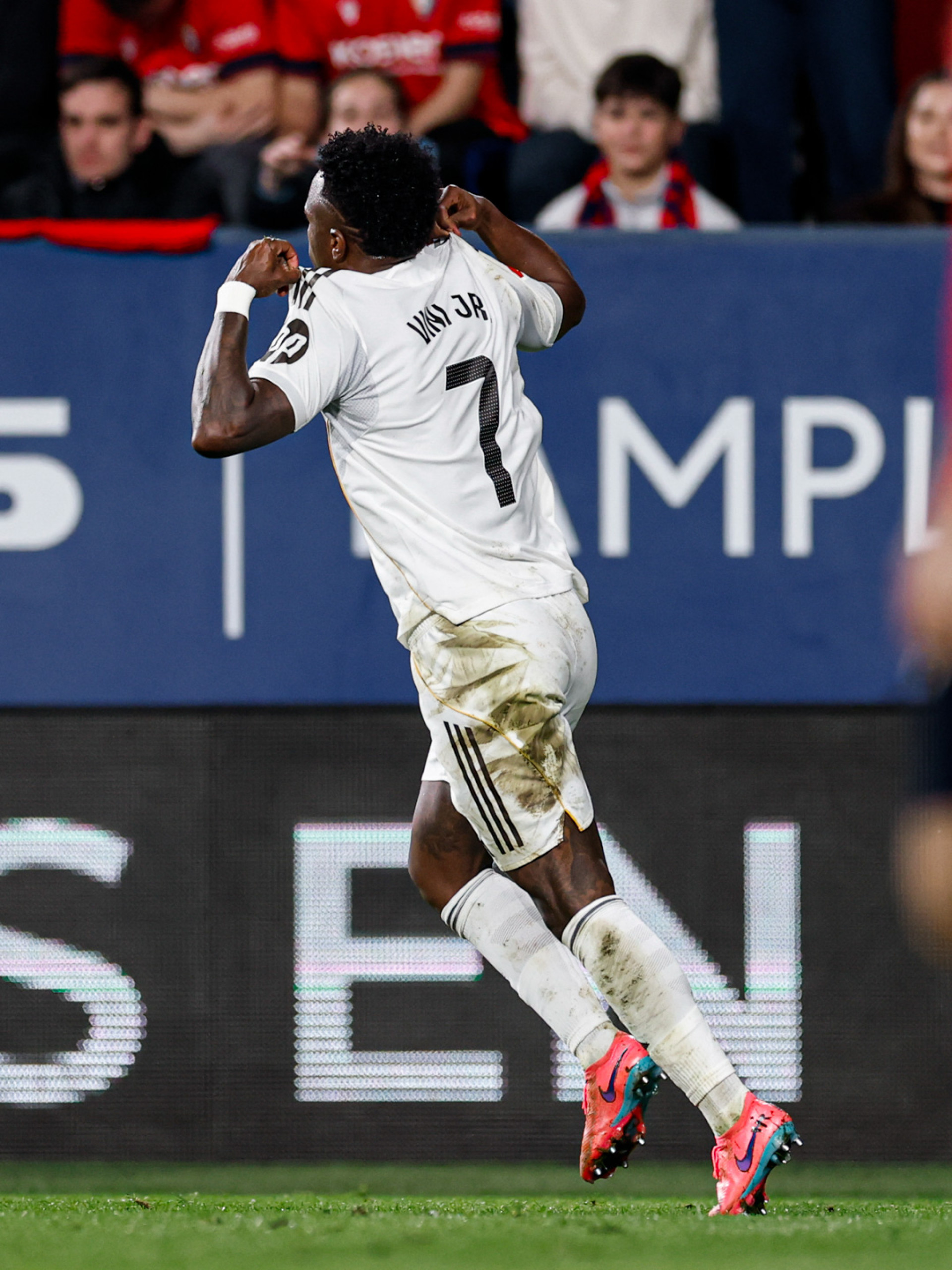 Vini Jr comemora gol contra Osasuna, neste sábado (21) - Reprodução / X