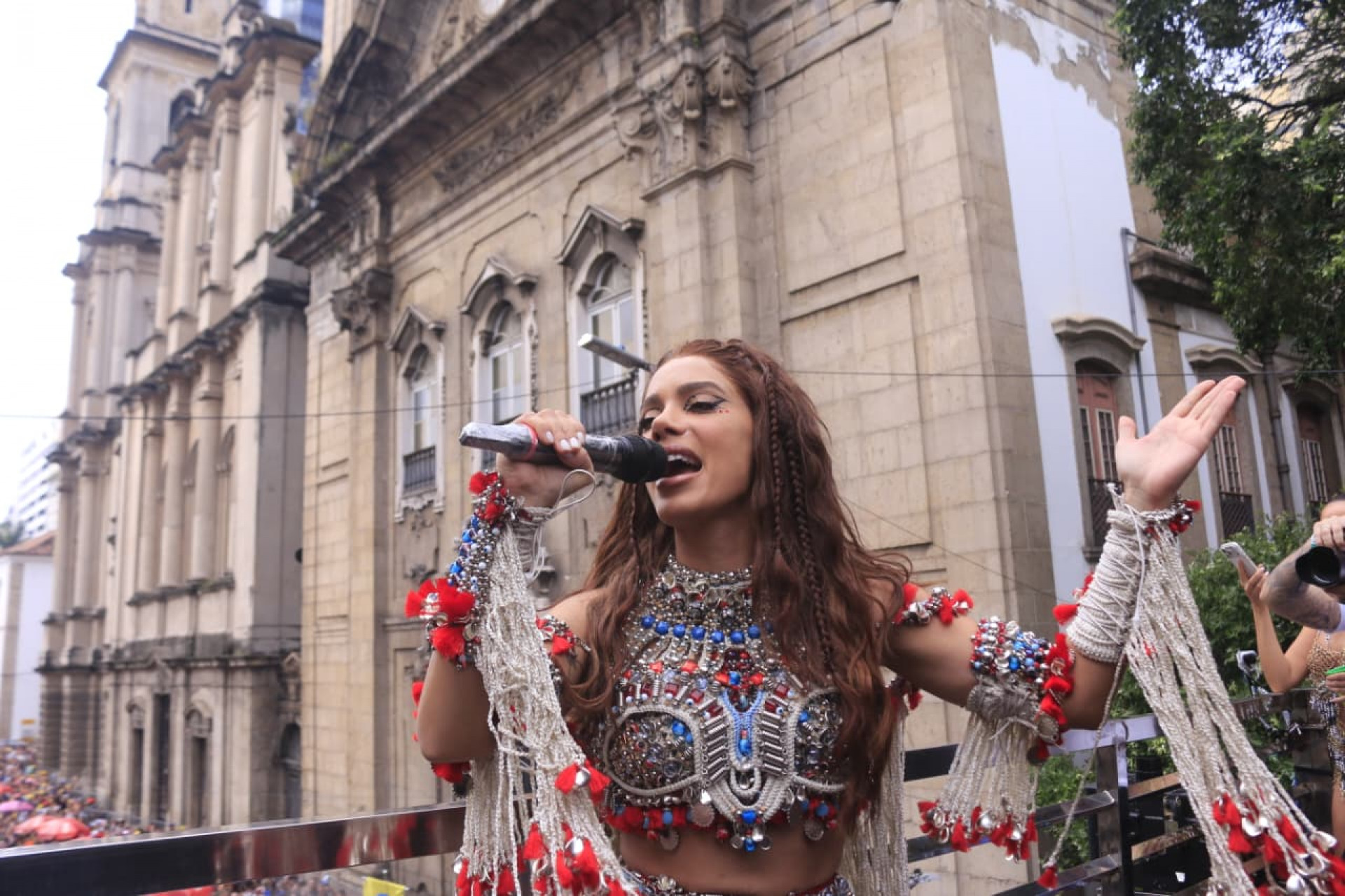 Anitta agita o público durante o desfile de seu bloco - Carlos Elias Junior / Agência O Dia