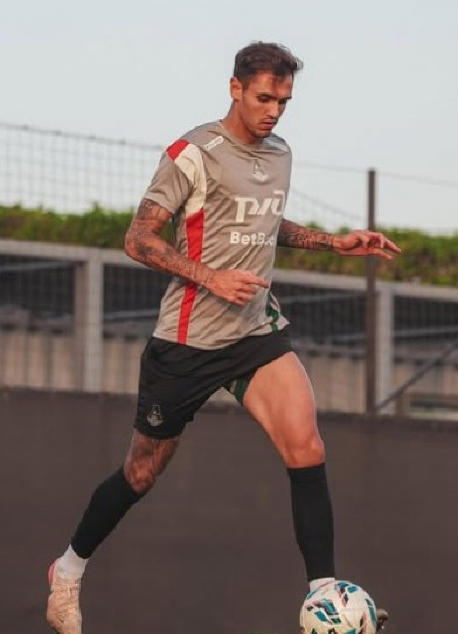 Lucas Fasson em campo pelo Lokomotiv de Moscou 