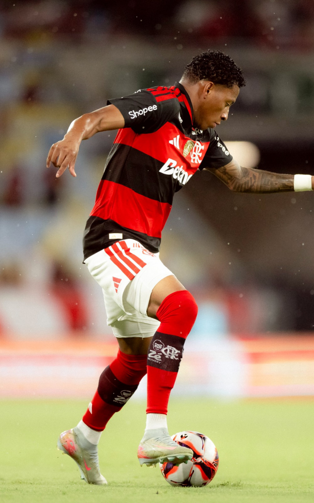 Plata conduzindo a bola no jogo contra Madureira - Adriano Fontes / Flamengo