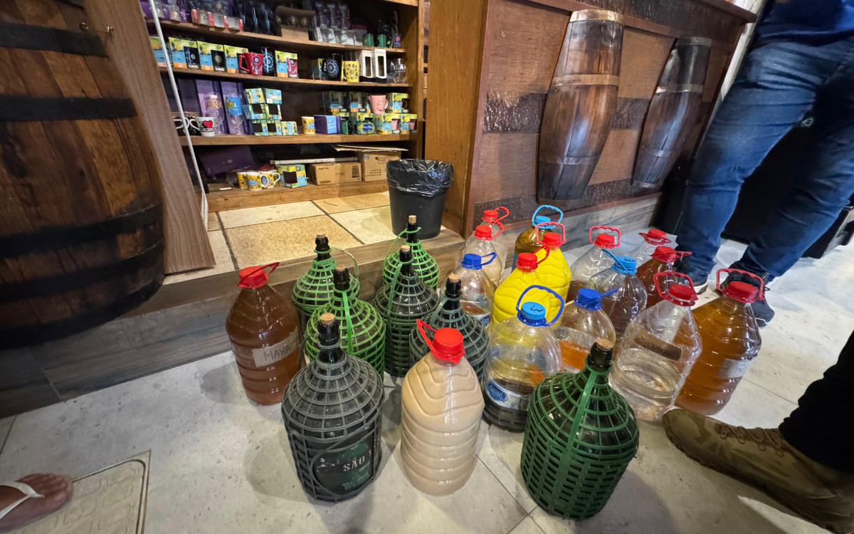 Cachaça sem registro apreendida pela fiscalização