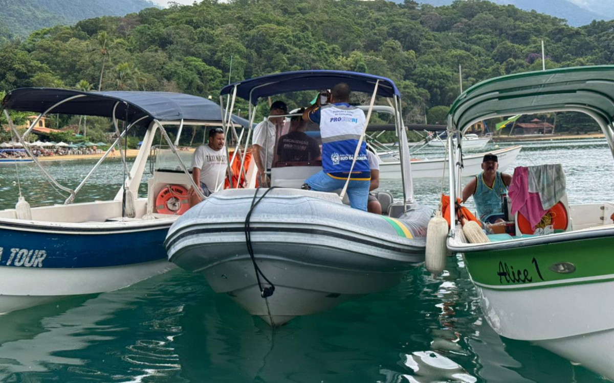 Fiscalização a embarcações na Ilha do Abraão durante operação na Costa Verde